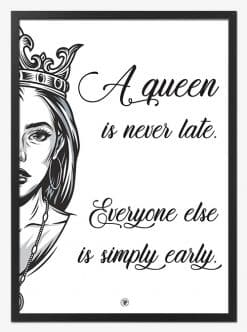 A Queen Is Never Late Citat Plakat Familieplakat Dk
